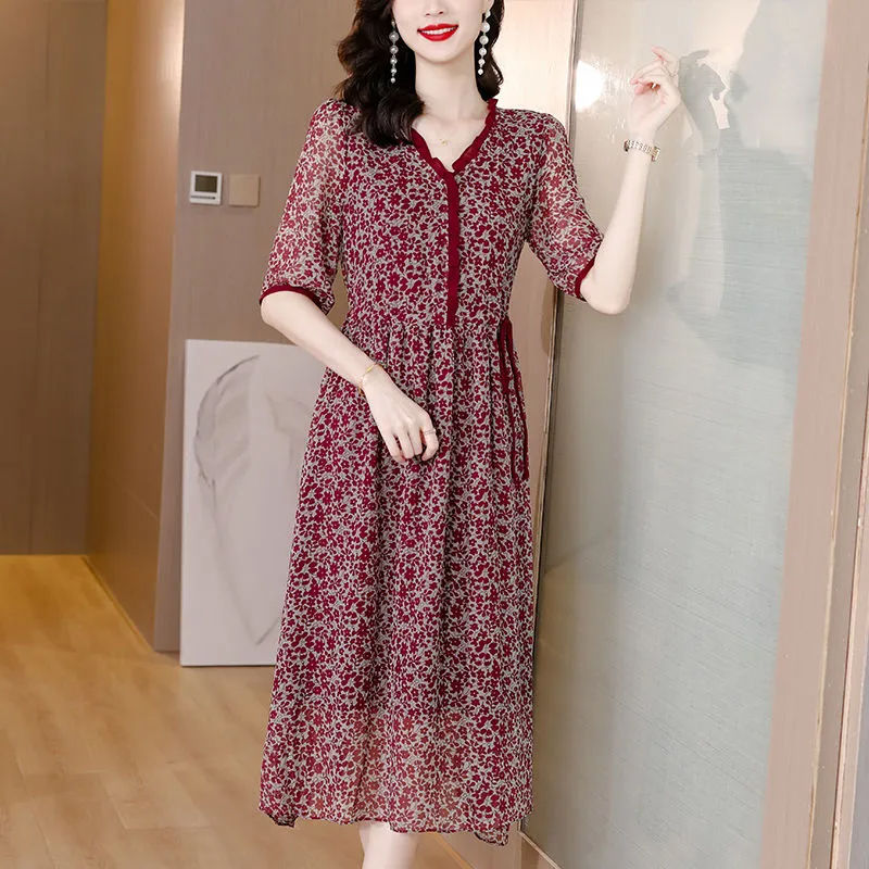 Summer Clothing For 60 Year Old Woman - Elegancka sukienka z dekoltem w serek,